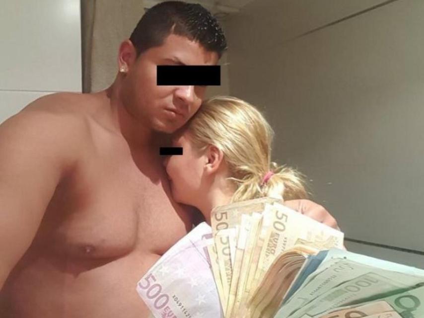 Uno de los jefes del clan con un fajo de billetes, en una foto difundida en sus redes.