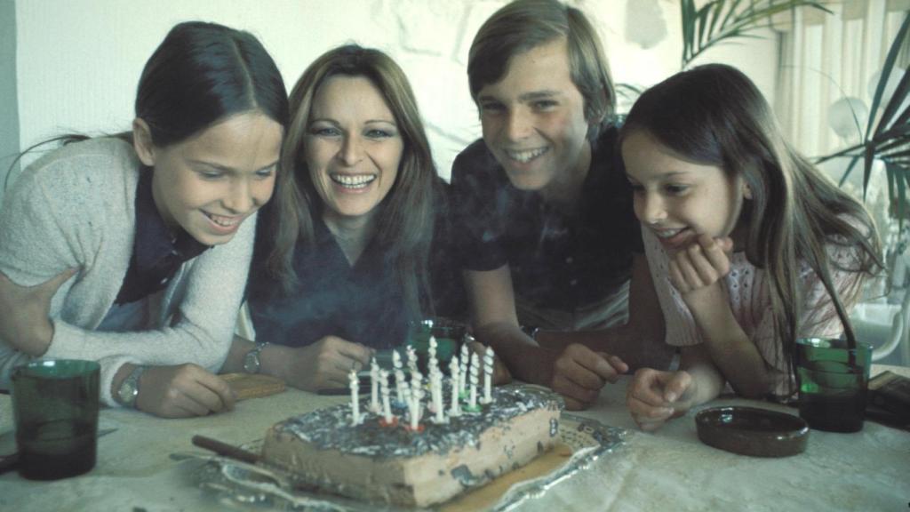 Lucía Bosé con sus tres hijos.