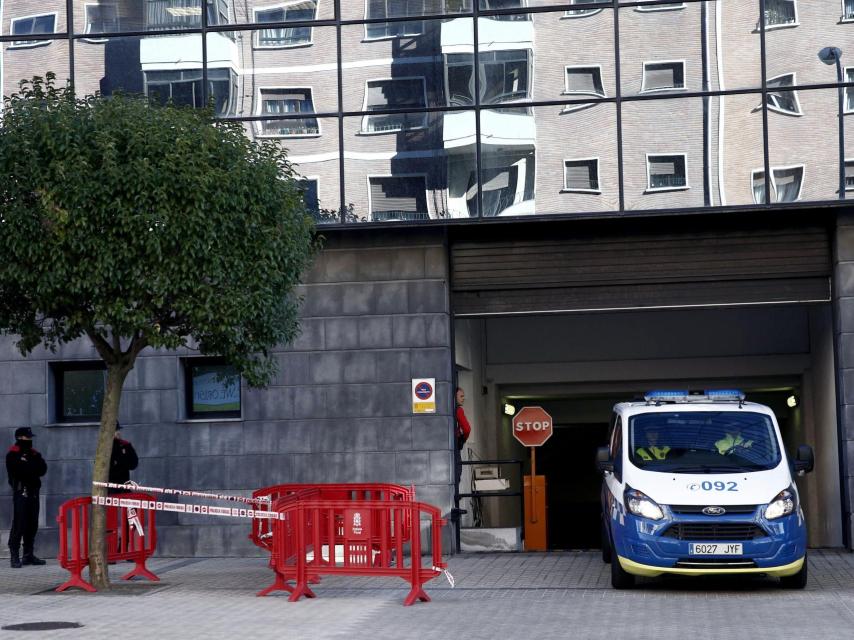 La jóven madrileña que denunció haber sufrido una violación grupal en los sanfermines del 2016, abandona en un vehículo de la Policía Municipal de Pamplona con los cristales tintados el Palacio de Justicia de Navarra.
