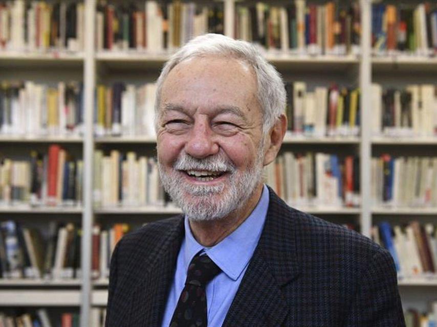 Mendoza el día en que conoció su premio, en Londres.