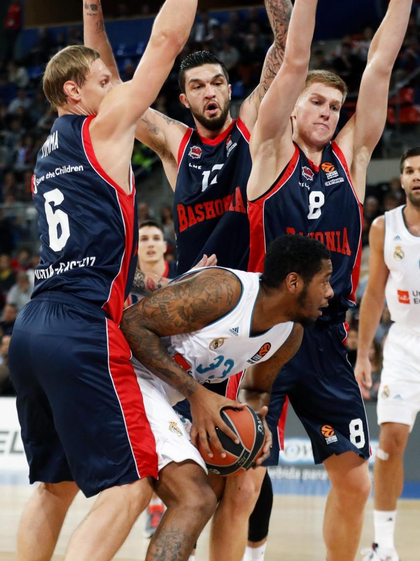 Trey Thompkins intenta levantarse ante tres jugadores de Baskonia.