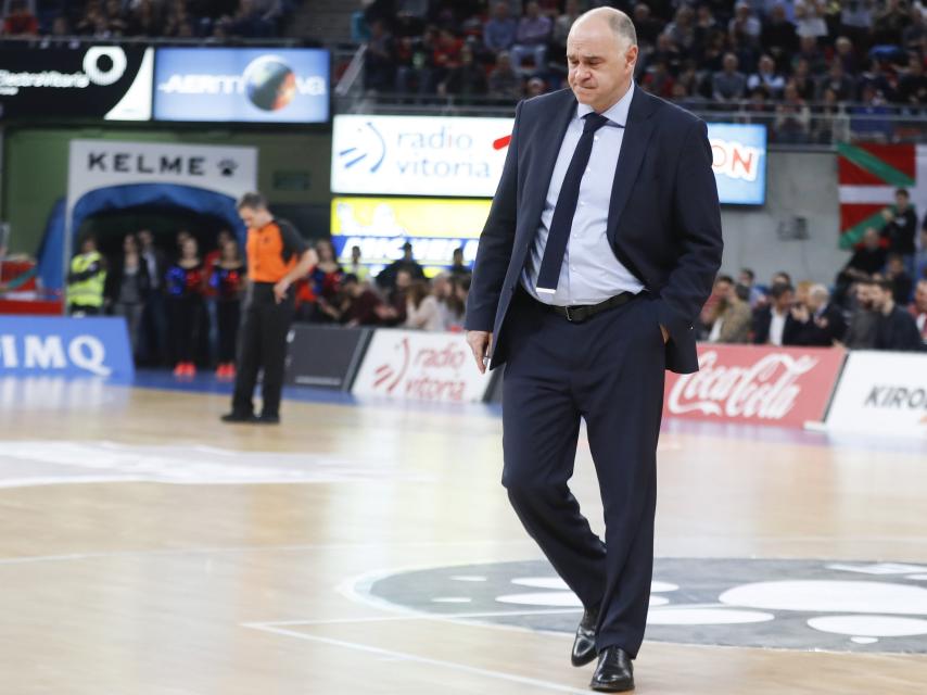Pablo Laso, cabizbajo tras un tiempo muerto.