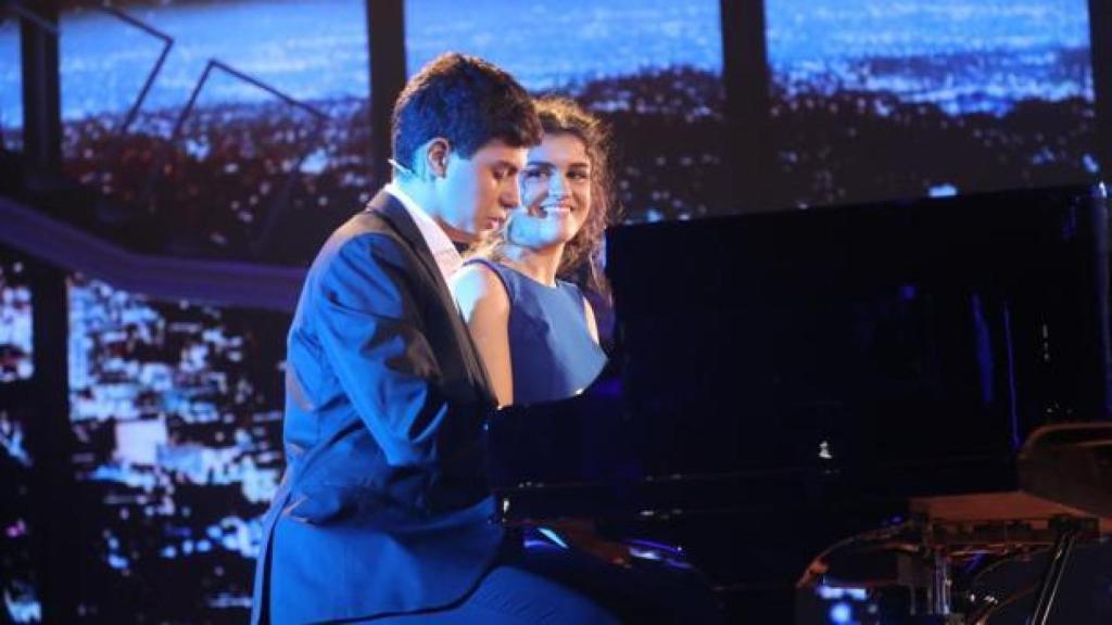 Amaia y Alfred al piano en el plató de 'Operación Triunfo'