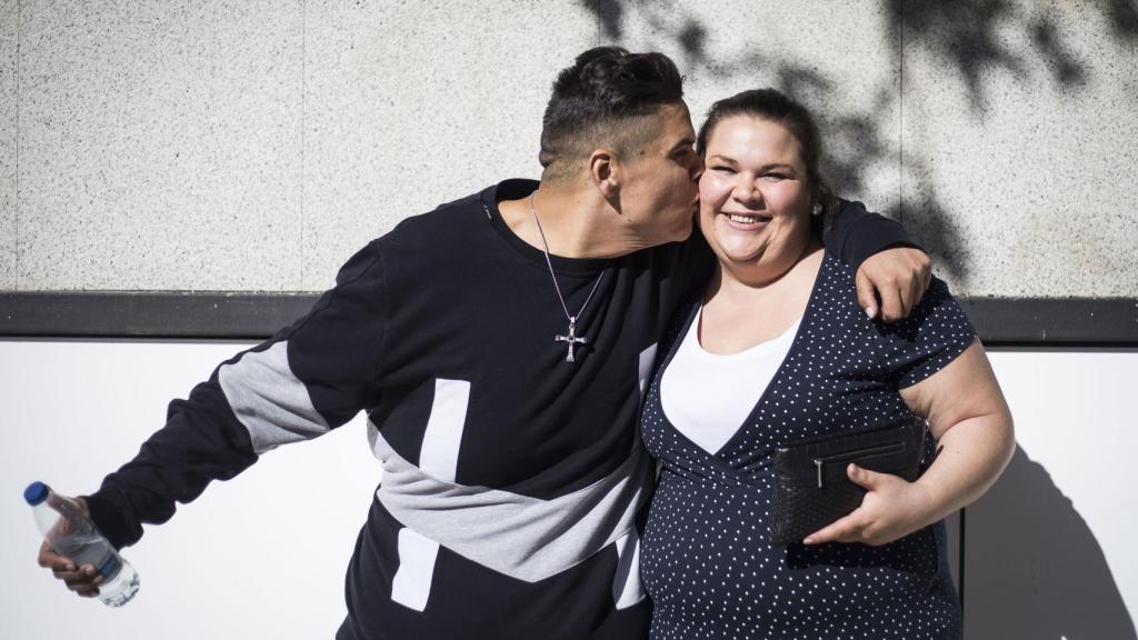 Juan Manuel con su pareja Aroa a su salida del hospital Inmaculada de Granada.