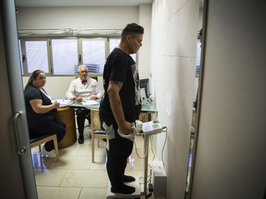 Juan Manuel sobre la báscula de la consulta del doctor Ballesta.