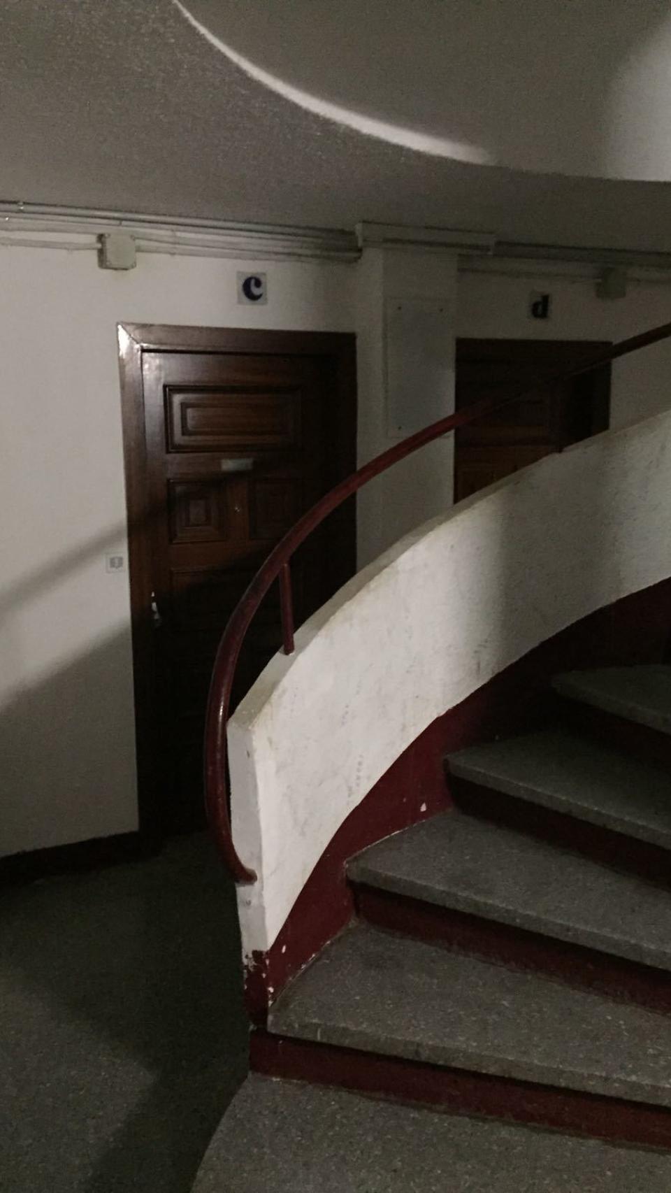 Cada quince días acudía una asistenta a limpiar la casa, quien tocó a la puerta el pasado 6 de noviembre. Nadie le contestó.