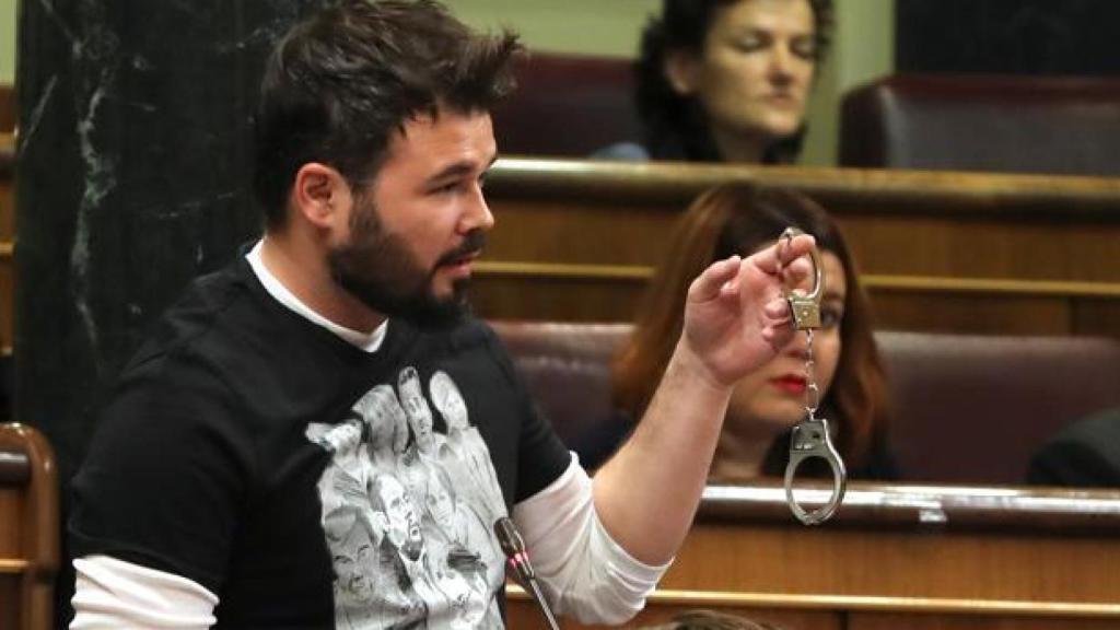 Gabriel Rufián llevó esposas al Congreso para Rajoy.