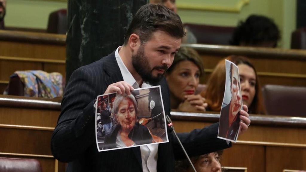 Rufián mostró estas fotos para criticar la actuación policial en Cataluña.