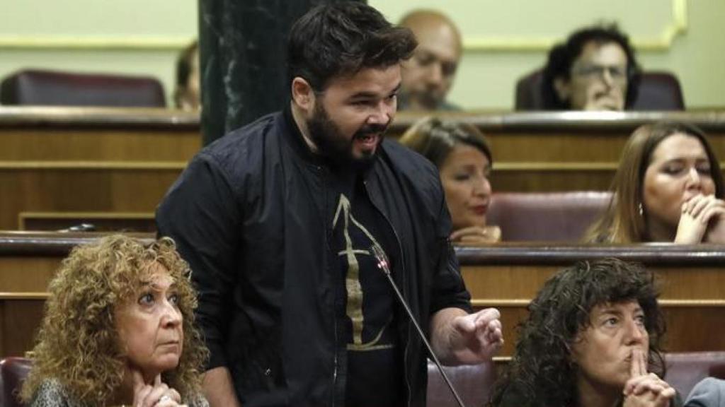 Rufián, con su camiseta de las reliquias de la muerte.