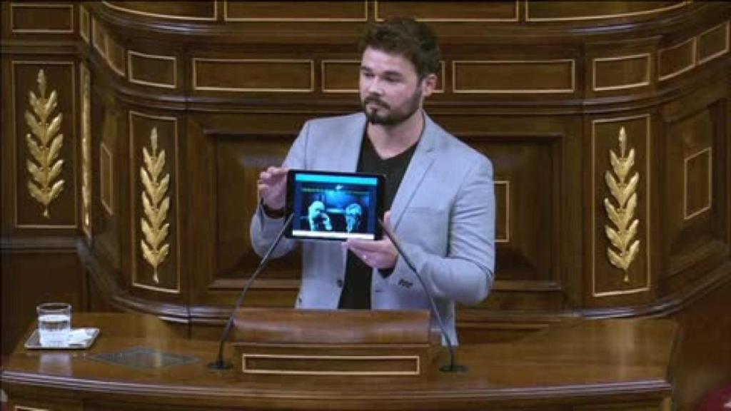 Rufián llevó una tablet para reproducir la conversación de Fernández Díaz.