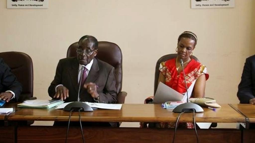 Grace, de rojo, junto a su marido en una reunión.