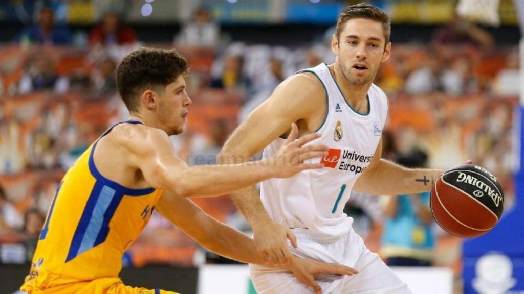 Causeur subiendo el balón