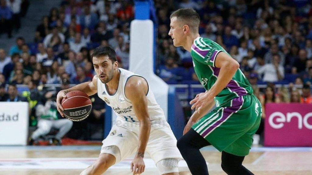 Facundo Campazzo controla el balón ante un rival del Unicaja.