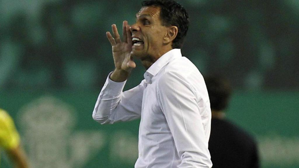 Poyet, cuando entrenaba al Betis. Foto. realbetisbalompie.es