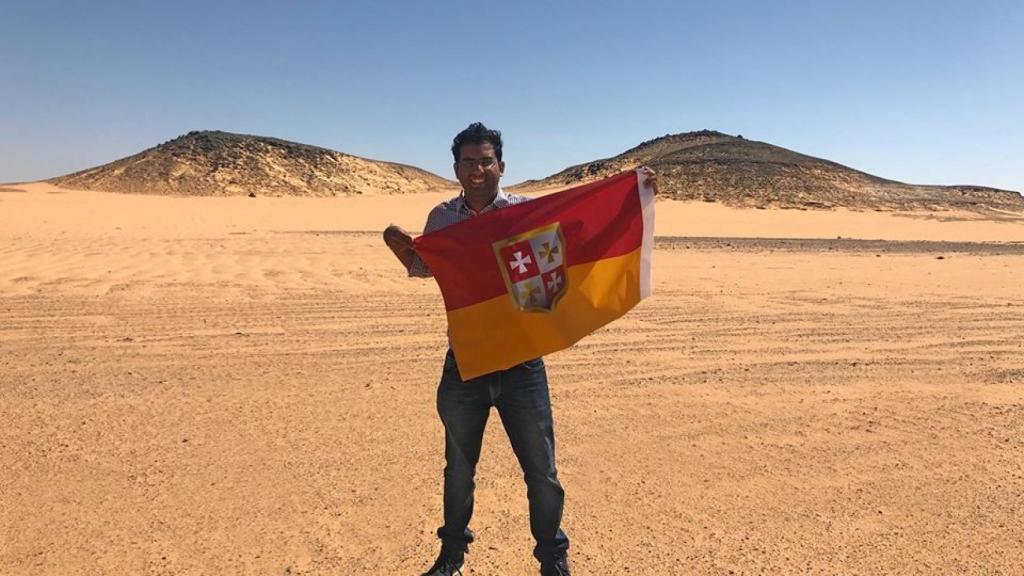 Suyash Dixit y su bandera