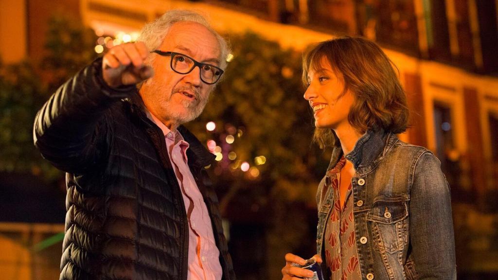 El director junto a Michelle Jenner.