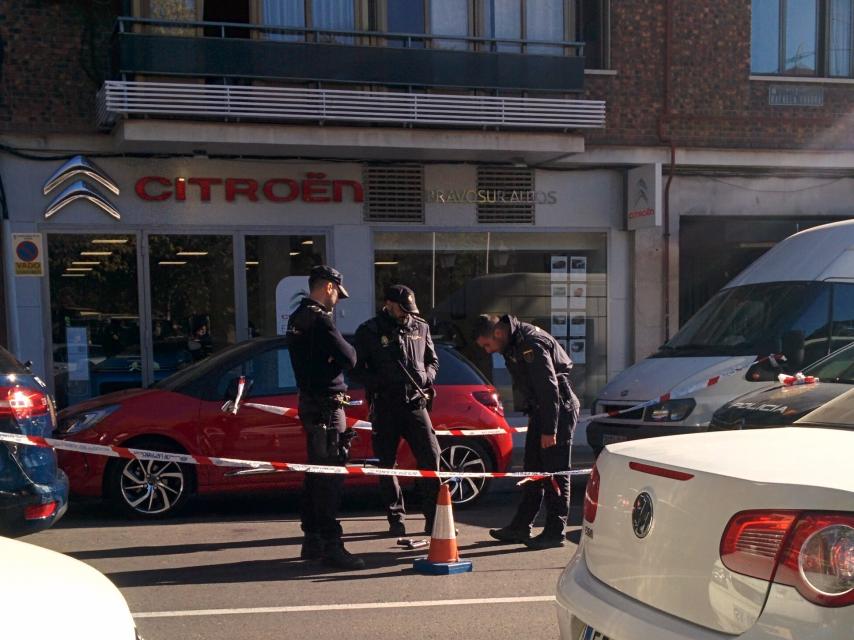Agentes alrededor de la pistola falsa con la que amenazó a los rehenes.