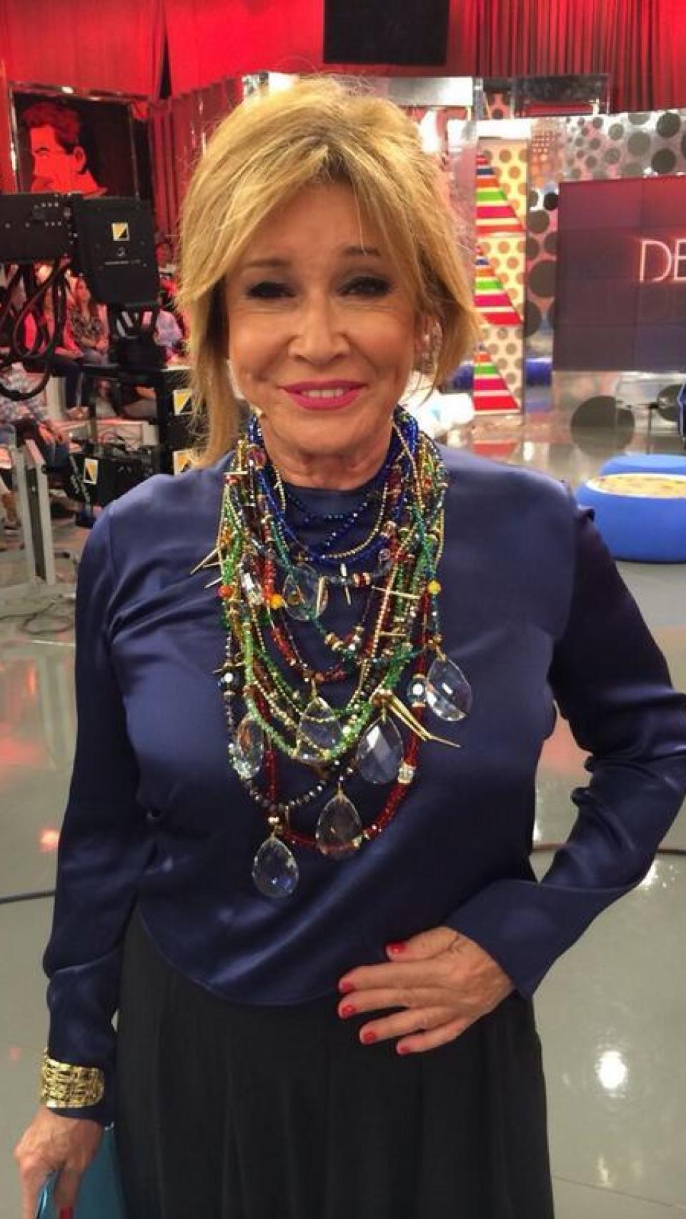 Mila Ximénez presumiendo de collar.