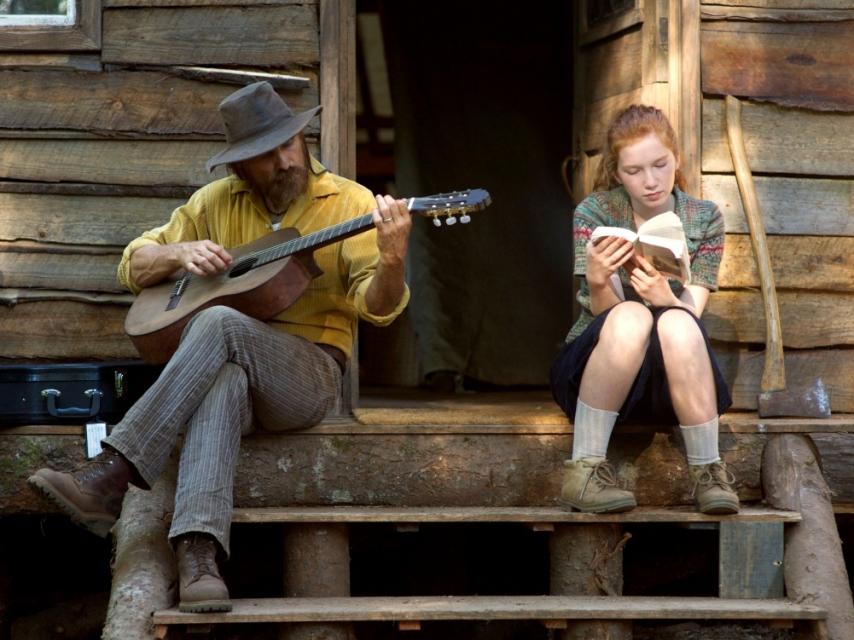 Viggo Mortensen y Annalise Basso, en Capitán Fantastic.