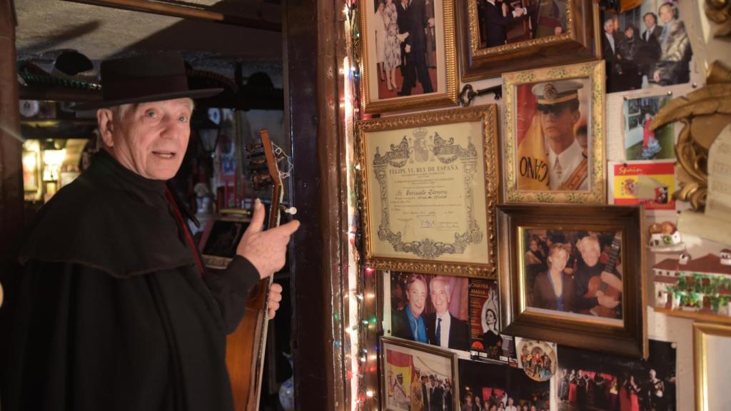 Torcuato mostrando las fotos de su casa.