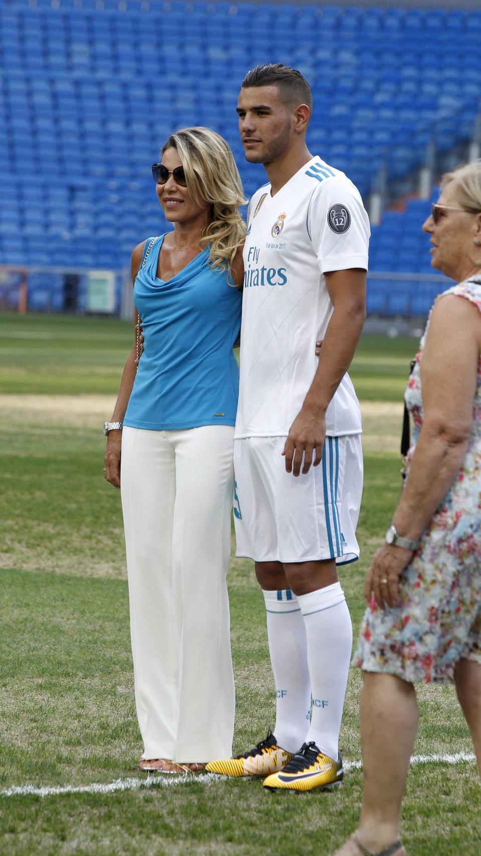 Laurence junto a Theo Hernández