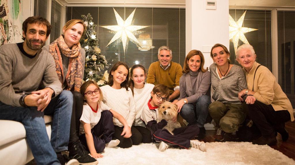 Foto familiar, de izq. a dcha: Carlos, el padre de Nico; Ainhoa y su marido, los dueños del perro; Silvia, amiga y médico; Macarena, madre de Nico; y la madre de Ainhoa. Abajo, Nico abrazando a Max junto a sus amigas y vecinas.