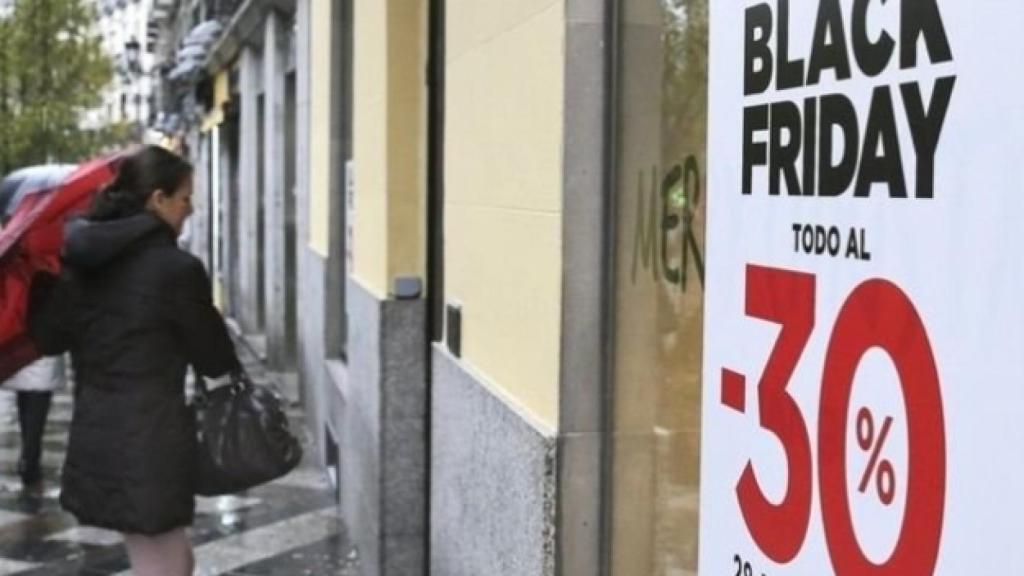 Un cartel anunciando descuentos por el Black Friday, en una imagen de archivo.