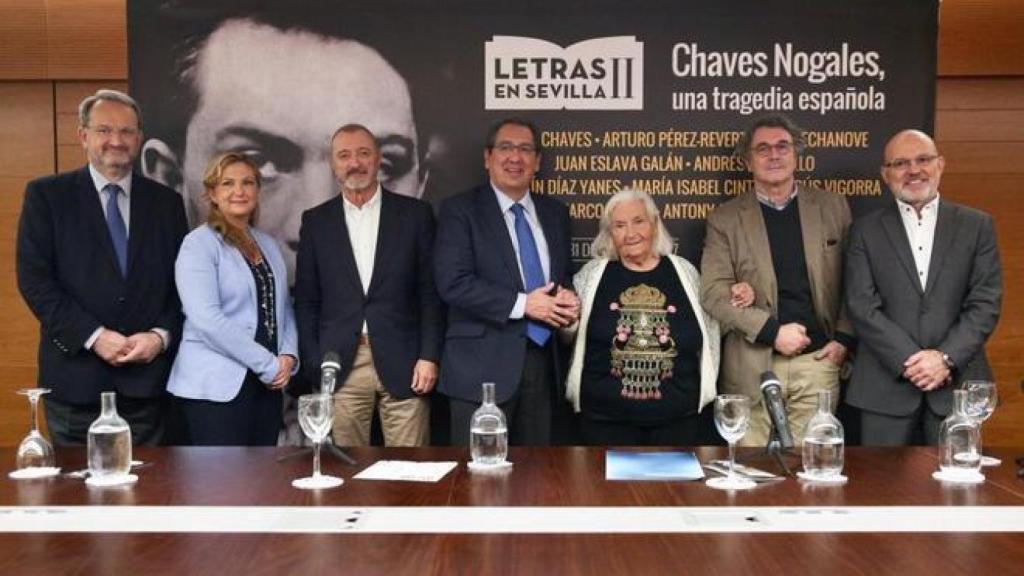 La hija y los nietos de Chaves Nogales junto a Pérez Reverte, Trapiello y Jesús Vigorra