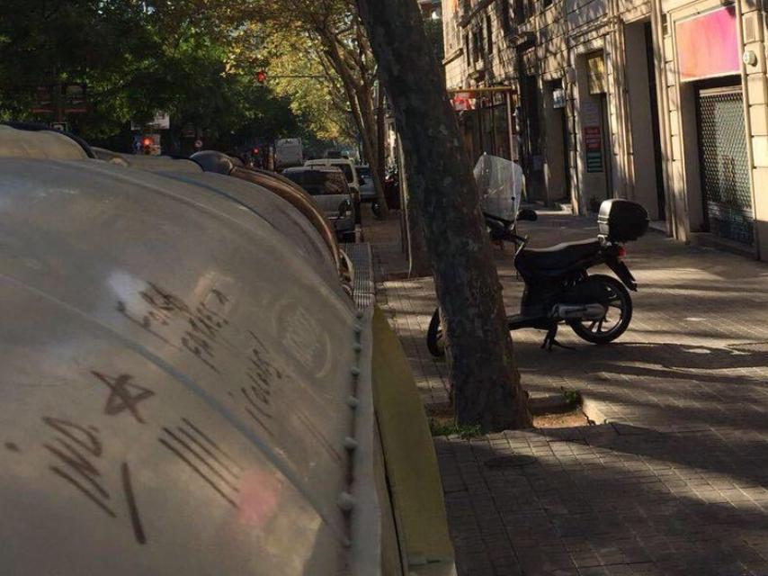 Los contenedores pintados están frente a la vivienda de los agentes.