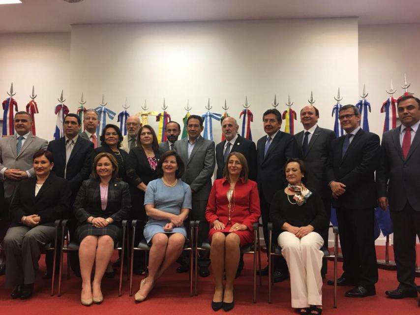 Foto de familia de la AIAMP. Maza, al fondo a la izquierda.