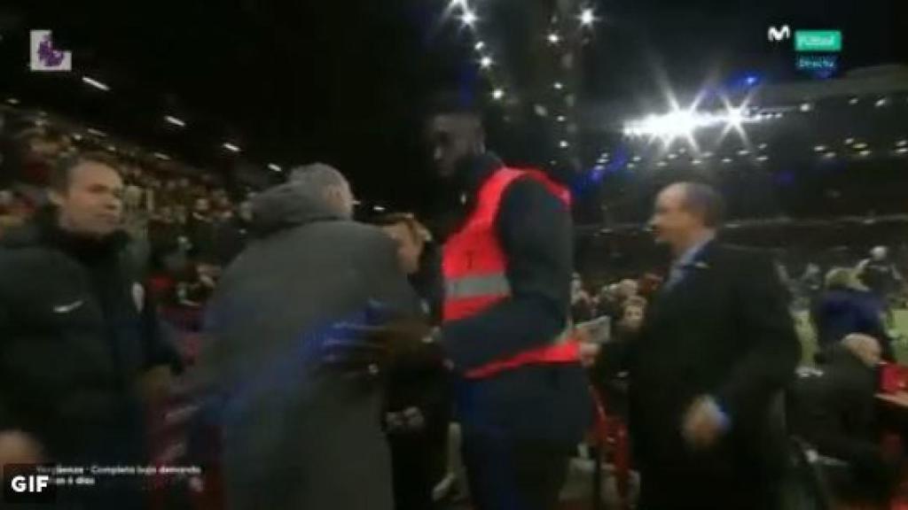 Mourinho y Benítez se saludan.