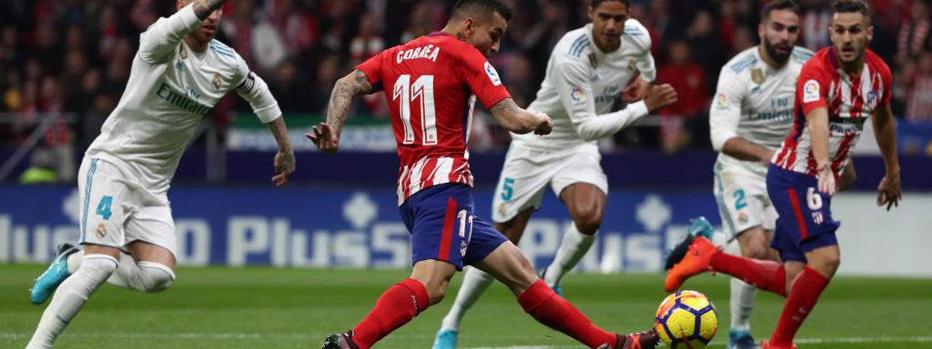 Un momento del partido Atlético - Real Madrid.