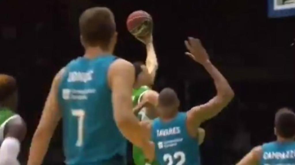 Walter Tavares realizando un tapón ante un jugador del Betis