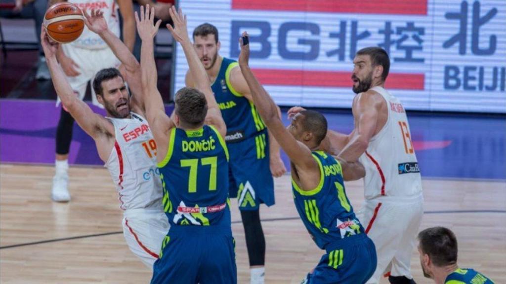 Doncic y Randolph frente a España. Foto Twitter (@baloncestofeb)