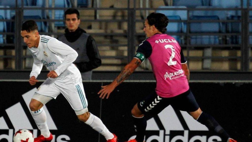 Quezada, contra un jugador del Toledo