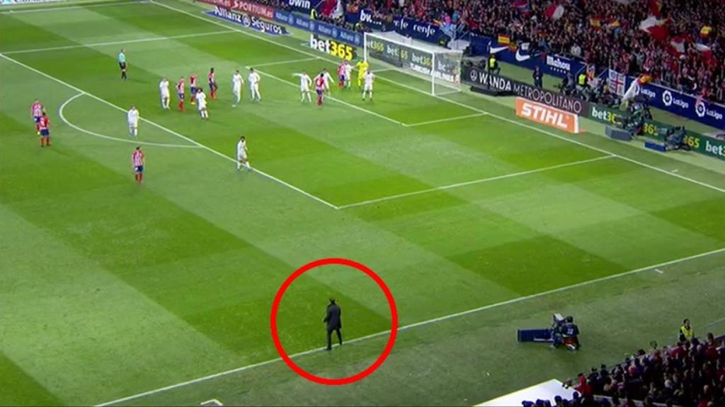 Cholo Simeone fuera de su área técnica