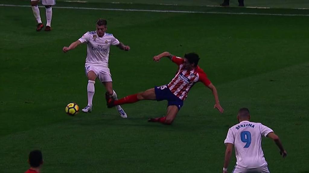 Dura entrada de Savic a Kroos