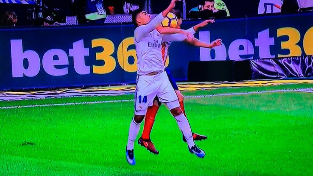 Mano de Juanfrán en el área del Atlético