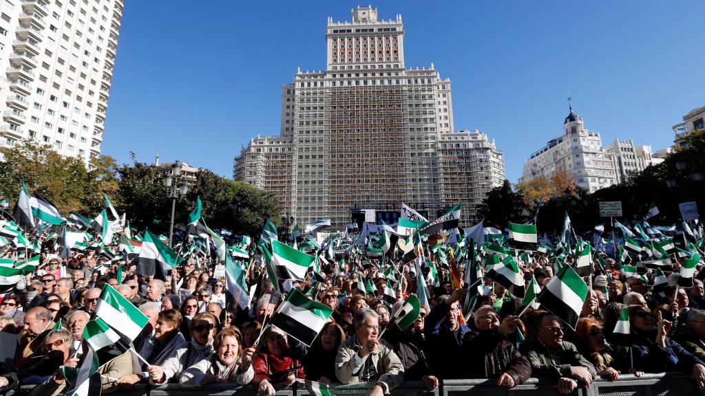 Miles de extremeños en la Plaza de España de Madrid.