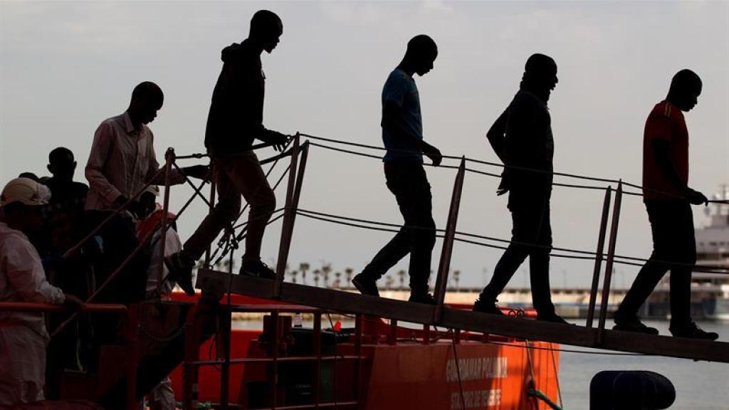 Un grupo de inmigrantes desembarca en Cartagena.
