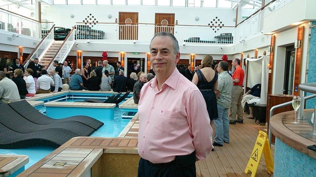 Luis, en uno de los viajes que organiza su empresa.