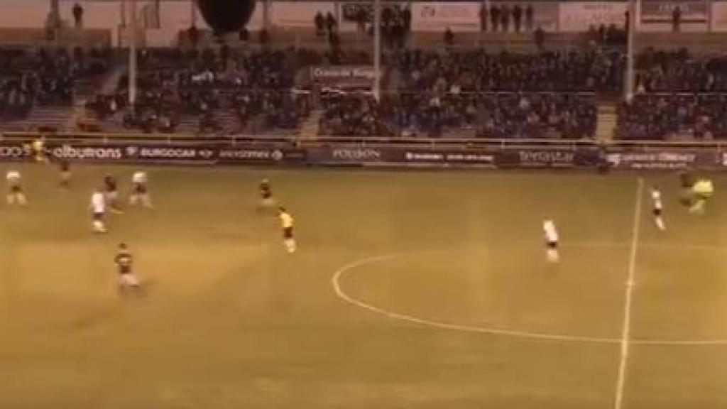 El portero golpea desde el centro del campo.