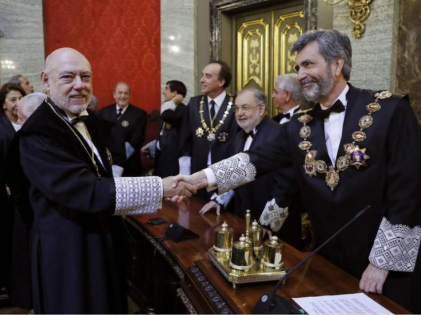 José Manuel Maza es felicitado por Carlos Lesmes el día de la toma de posesión de su cargo como Fiscal General.