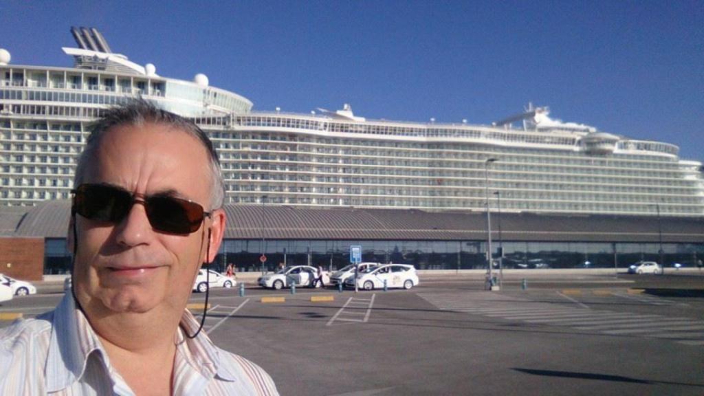 Luis lleva 15 años organizando viajes para solteros en cruceros por todo el mundo.