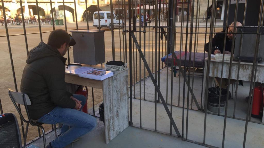 Los dos presos voluntarios pueden escribir en el libro de firmas durante sus dos horas de cautiverio voluntario