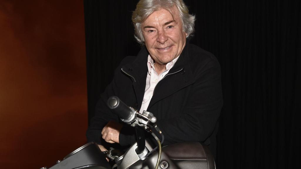 Ángel Nieto en un evento junto a una moto.