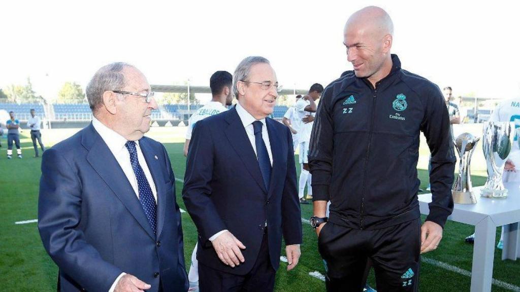 Gento, Florentino y Zidane charla durante la presentación
