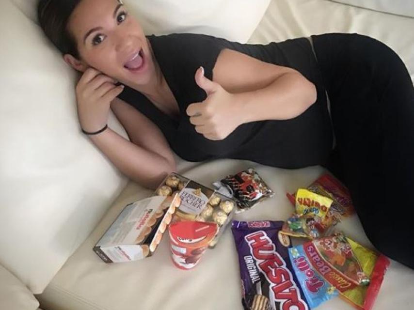 Tamara Gorro promocionando la denominada comida basura.