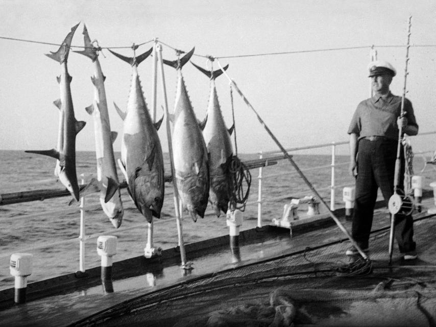 Francisco Franco a bordo del yate Azor, tras una jornada de pesca con Alberto Martín Artajo, septiembre de 1949.