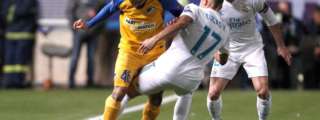 Lucas Vázquez disputa un balón en el APOEL - Real Madrid.
